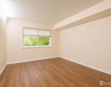 201 Edison Glen Terrace - Photo Thumbnail 12
