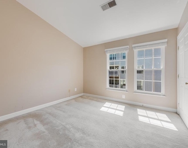 8301 Bluebird Way - Photo Thumbnail 18