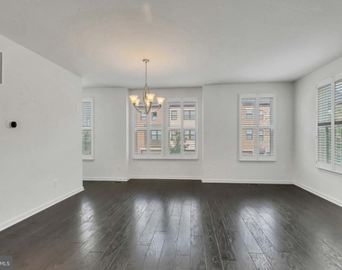 3061 Alan Shepard Street - Photo Thumbnail 10