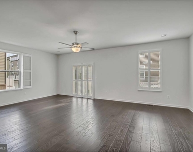 3061 Alan Shepard Street - Photo Thumbnail 11