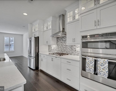 3061 Alan Shepard Street - Photo Thumbnail 7