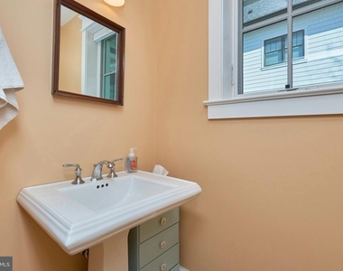 1243 N Stuart Street N - Photo Thumbnail 24