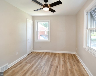 2124 S Oxford Street - Photo Thumbnail 17