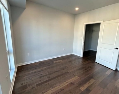 5542 Ridge Avenue - Photo Thumbnail 6