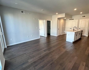 5542 Ridge Avenue - Photo Thumbnail 2