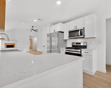14305 Vandever St - Photo Thumbnail 10