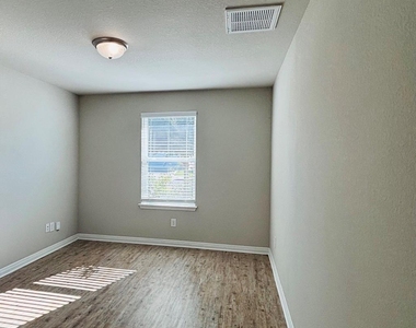 1309 Henry David Dr - Photo Thumbnail 15