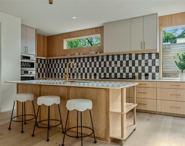 1102 Charlotte St - Photo Thumbnail 4