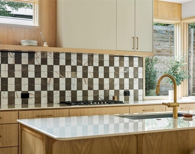 1102 Charlotte St - Photo Thumbnail 11