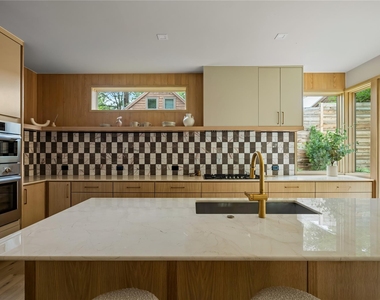 1102 Charlotte St - Photo Thumbnail 9