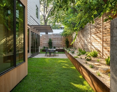 1102 Charlotte St - Photo Thumbnail 28