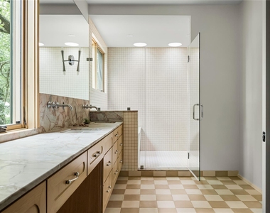 1102 Charlotte St - Photo Thumbnail 18
