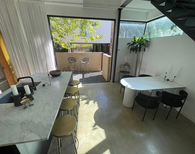 1713 Bluebonnet Ln - Photo Thumbnail 7