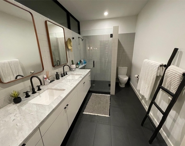 1713 Bluebonnet Ln - Photo Thumbnail 15