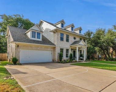 701 Oaklands Dr - Photo Thumbnail 2