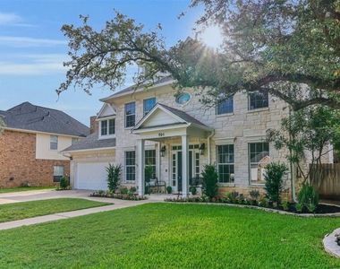 701 Oaklands Dr - Photo Thumbnail 1