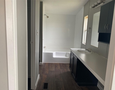 110 Thomas Park Dr - Photo Thumbnail 13