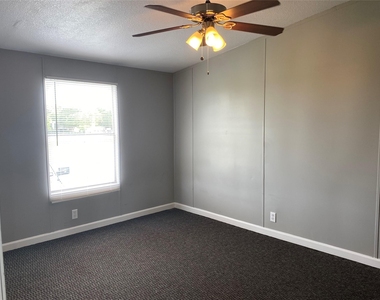 110 Thomas Park Dr - Photo Thumbnail 8