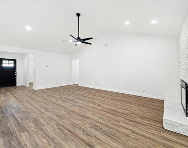 1311 Warrington Dr - Photo Thumbnail 8