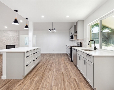 1311 Warrington Dr - Photo Thumbnail 6