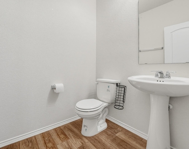 400 Bedford Falls Ln - Photo Thumbnail 15