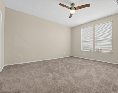 400 Bedford Falls Ln - Photo Thumbnail 11
