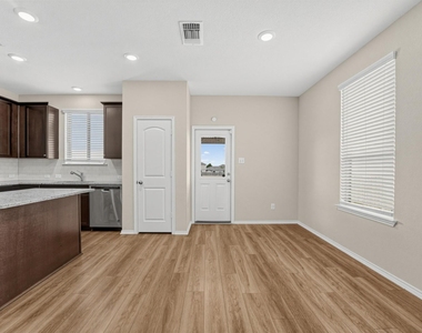 400 Bedford Falls Ln - Photo Thumbnail 6