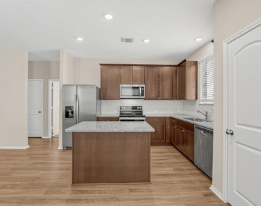 400 Bedford Falls Ln - Photo Thumbnail 5