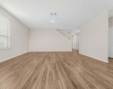400 Bedford Falls Ln - Photo Thumbnail 3