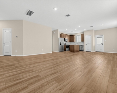 400 Bedford Falls Ln - Photo Thumbnail 2