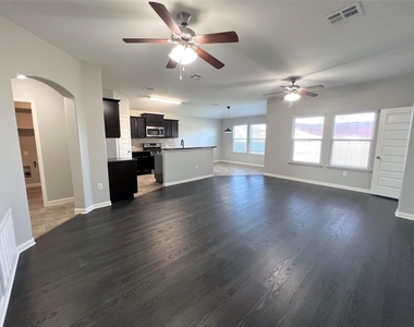 802 Mitchell Dr - Photo Thumbnail 3