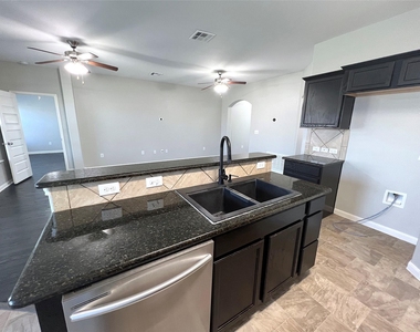 802 Mitchell Dr - Photo Thumbnail 8