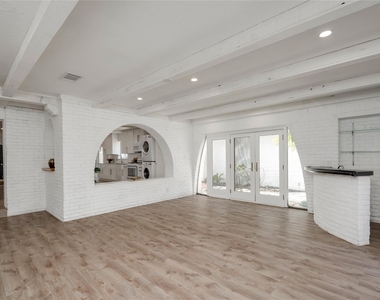 4202 N N Hills Dr Dr - Photo Thumbnail 20