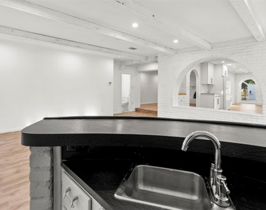 4202 N N Hills Dr Dr - Photo Thumbnail 22
