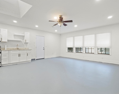4202 N N Hills Dr Dr - Photo Thumbnail 35
