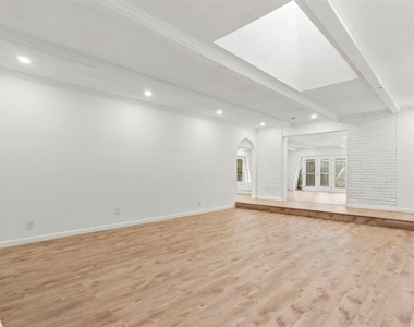 4202 N N Hills Dr Dr - Photo Thumbnail 11