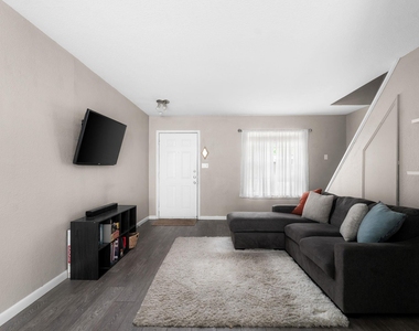 1912 Lightsey Rd - Photo Thumbnail 5