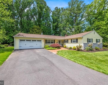 40 Pineknoll Drive - Photo Thumbnail 2