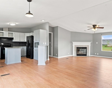 1151 Heidenreich Ln - Photo Thumbnail 8