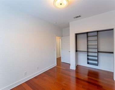 1209 E 3rd St - Photo Thumbnail 18