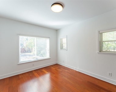 1209 E 3rd St - Photo Thumbnail 10