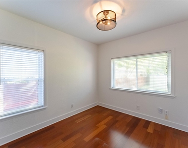 1209 E 3rd St - Photo Thumbnail 15