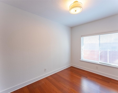 1209 E 3rd St - Photo Thumbnail 17