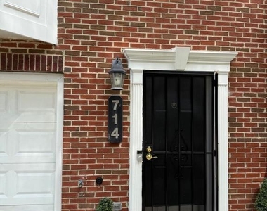 714 Parev Way - Photo Thumbnail 4