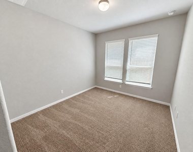 6050 Malta Cir - Photo Thumbnail 13