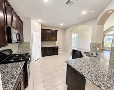 6050 Malta Cir - Photo Thumbnail 3