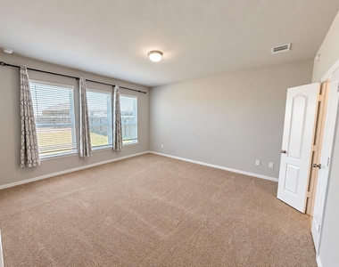 6050 Malta Cir - Photo Thumbnail 10