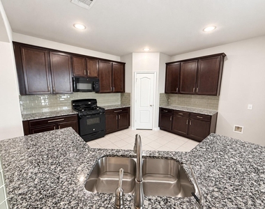 6050 Malta Cir - Photo Thumbnail 5