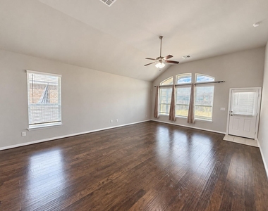 6050 Malta Cir - Photo Thumbnail 4