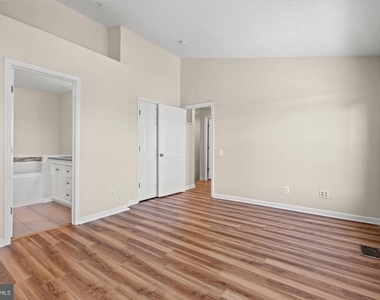 220 Fallsgrove Boulevard - Photo Thumbnail 16